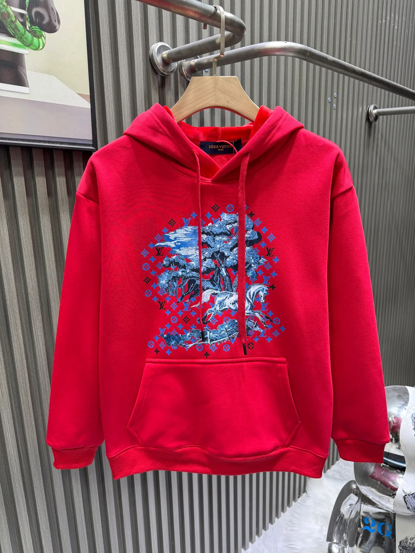 🅿️280 Louis Vuitton 26* New Year’s model War Horse Under the Tree hooded sweatshirt 400g pure cotton➕Silver fox velvet Fashionable casual pullover sweatshirt with hoodie for men and women The trading company has few channels and is the leading official website for sale. It has always been a magical existence with a high degree of recognition. It always creates fashionable items in a minimalist style. It has no restrictions on age and gender and is easy for anyone to control. Basic casual round-neck tailoring It has a significant effect of slimming down and hiding body fat. It can control your daily casual wear. There is no gender limit. The same style is recommended for men and women. This sweatshirt is made of imported air-layer knitted cotton. The fabric feels light, delicate, soft and waxy at the same time. It has a superior stiffness. The terry texture closely arranged like fish scales on the inside is close to the skin, warm and breathable without any pricking feeling. The cuffs and hem are dyed in the same vat knitted rib stitching. It makes the wearer more handsome and stylish. The front of the body is decorated with patterns, carefully printed using top-notch technology, and matched with brand embellishments, showing both luxury class and fashion sense.